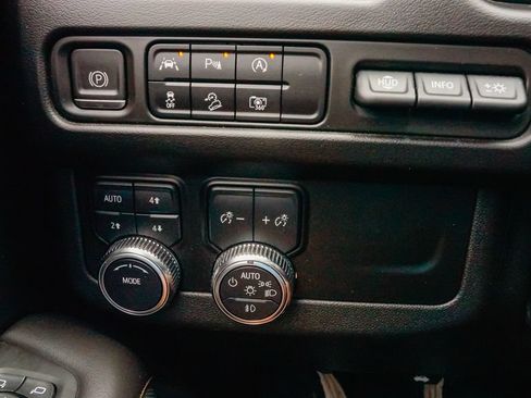Used 2023 GMC Yukon AT4 w/ AT4 Premium Package AWD/4WD image 18
