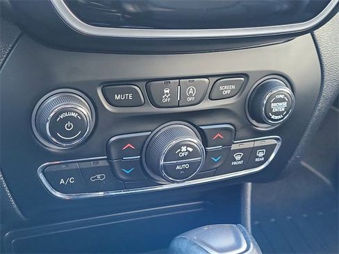 Used 2019 Jeep Cherokee Limited image 24