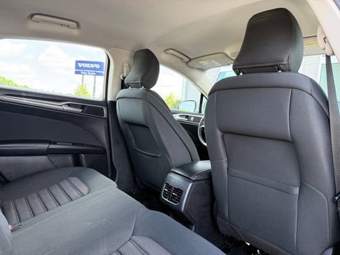 Used 2019 Ford Fusion SE FWD image 16