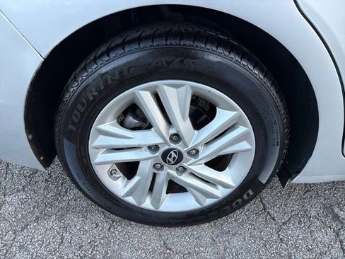 Used 2019 Hyundai Elantra SEL image 27