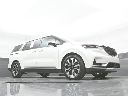 Used 2022 Kia Carnival EX image 33