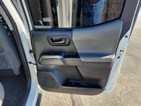 Used 2020 Toyota Tacoma SR5 w/ SR5 Appearance Package (SM) RWD image 16