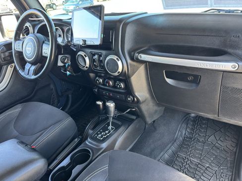 Used 2016 Jeep Wrangler Unlimited Rubicon w/ Connectivity Group AWD/4WD image 13