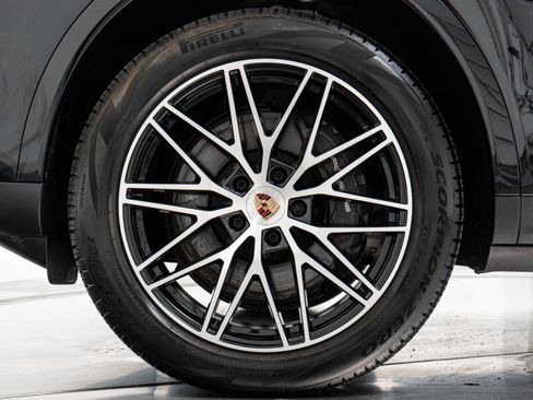 Used 2025 Porsche Cayenne AWD/4WD image 10