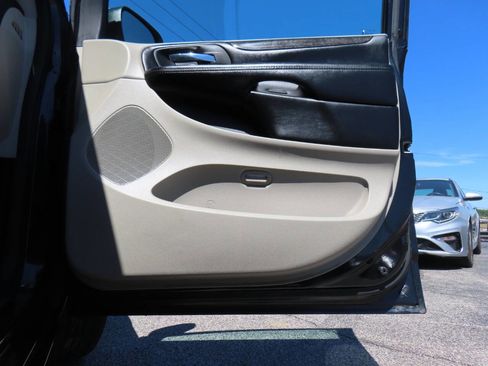 Used 2019 Dodge Grand Caravan SE FWD image 40