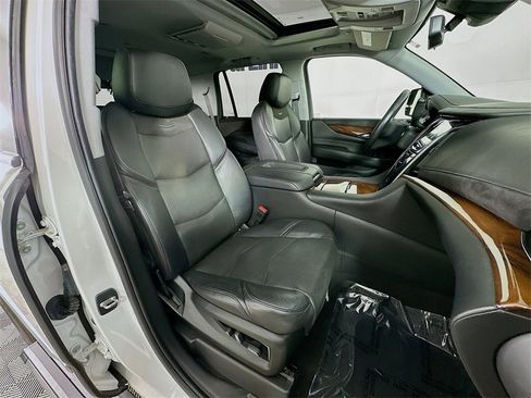 Used 2020 Cadillac Escalade Premium Luxury image 38