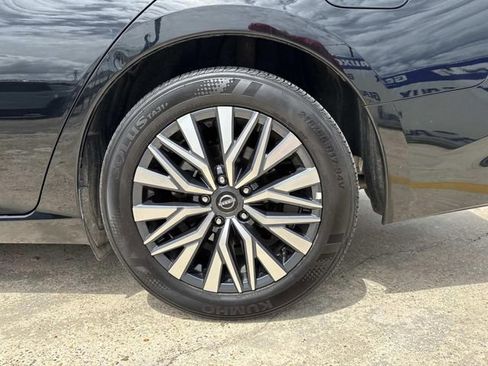Used 2025 Nissan Altima 2.5 SV FWD image 16