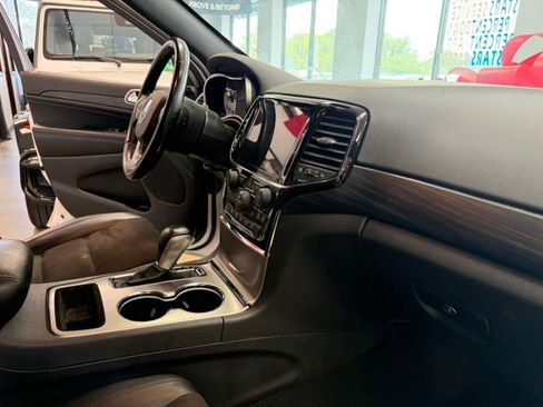 Used 2021 Jeep Grand Cherokee Laredo X AWD/4WD image 36