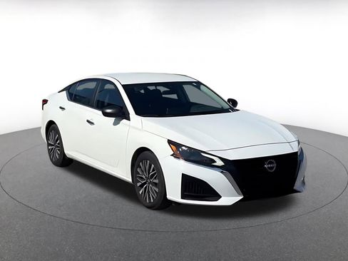 Used 2025 Nissan Altima 2.5 SV FWD image 3