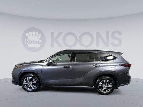 Used 2021 Toyota Highlander XLE AWD/4WD image 7