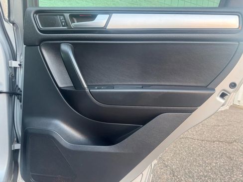 Used 2012 Volkswagen Touareg Sport image 16