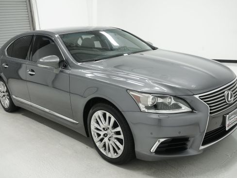 Used 2015 Lexus LS 460 w/ Comfort Package RWD image 3