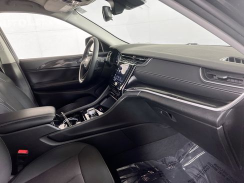 Used 2023 Jeep Grand Cherokee Laredo AWD/4WD image 26