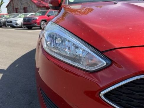 Used 2018 Ford Focus SE w/ Cold Weather Package FWD image 9