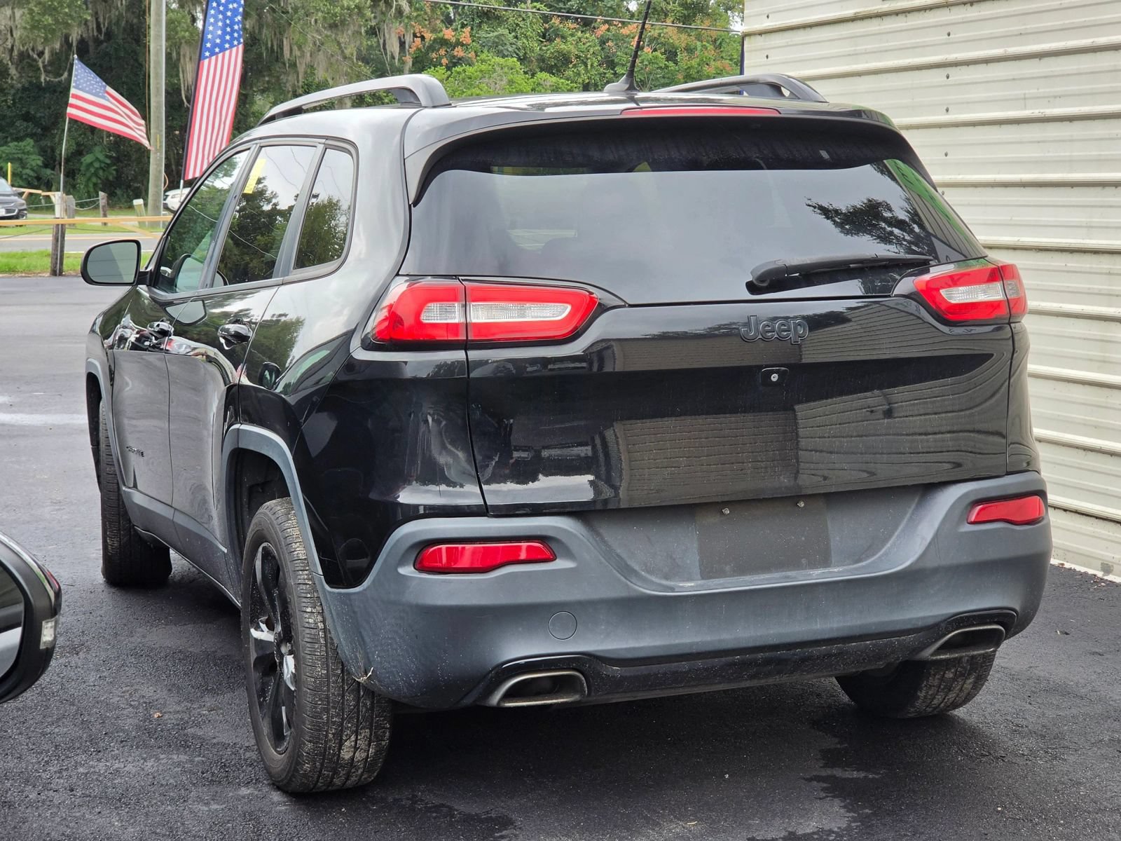 Used 2018 Jeep Cherokee Latitude w/ Altitude Package FWD image 6