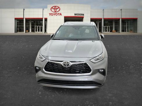 New 2026 Toyota Highlander Platinum AWD/4WD image 16
