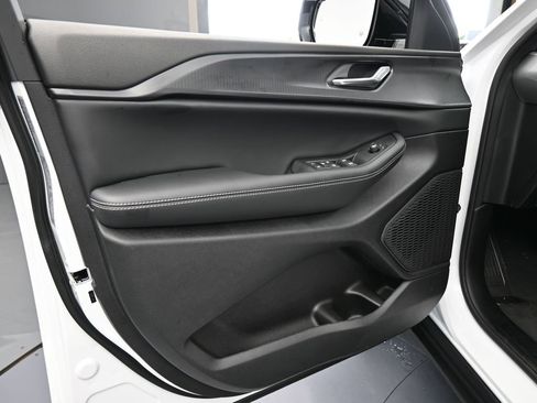 Used 2025 Jeep Grand Cherokee Altitude image 16