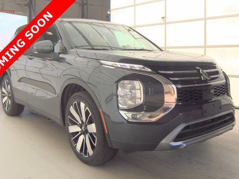 Used 2025 Mitsubishi Outlander SE image 3