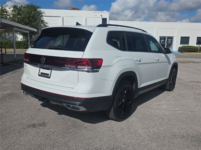 Used 2024 Volkswagen Atlas SE w/ Panoramic Sunroof Package FWD image 3