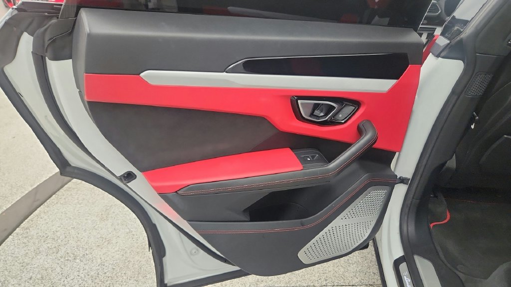 Used 2020 Lamborghini Urus AWD/4WD image 39