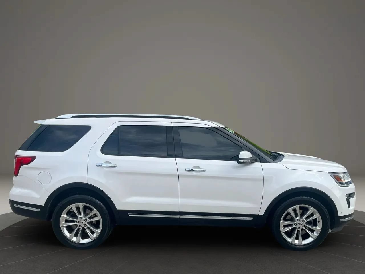 Used 2018 Ford Explorer Limited w/ Equipment Group 301A AWD/4WD image 7