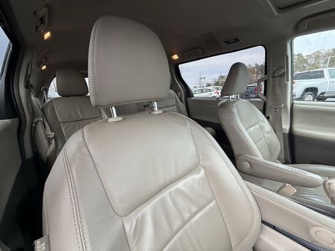 Used 2017 Toyota Sienna XLE image 31