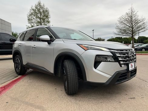 Used 2025 Nissan Rogue SV image 4