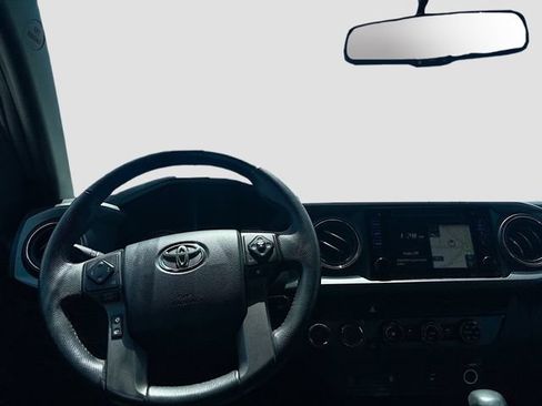 Used 2017 Toyota Tacoma TRD Sport AWD/4WD image 17