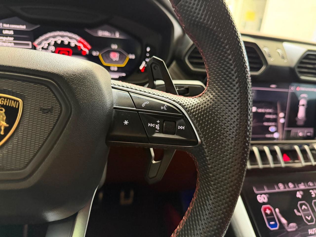 Used 2020 Lamborghini Urus AWD/4WD image 35