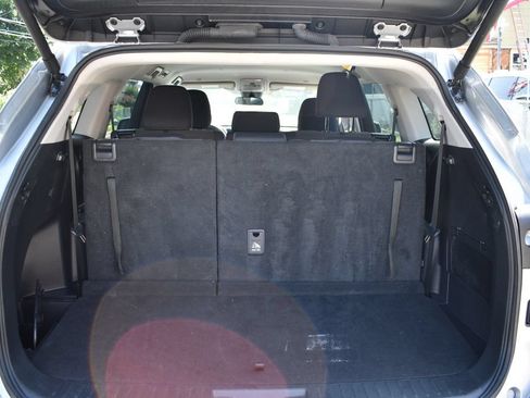Used 2025 Toyota Highlander LE FWD image 34