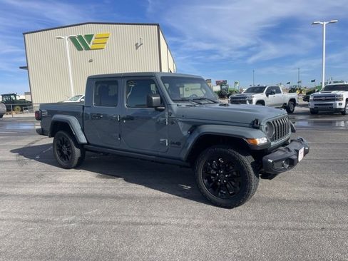 Used 2025 Jeep Gladiator Nighthawk image 3