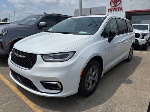 Used 2024 Chrysler Pacifica Limited FWD image 1