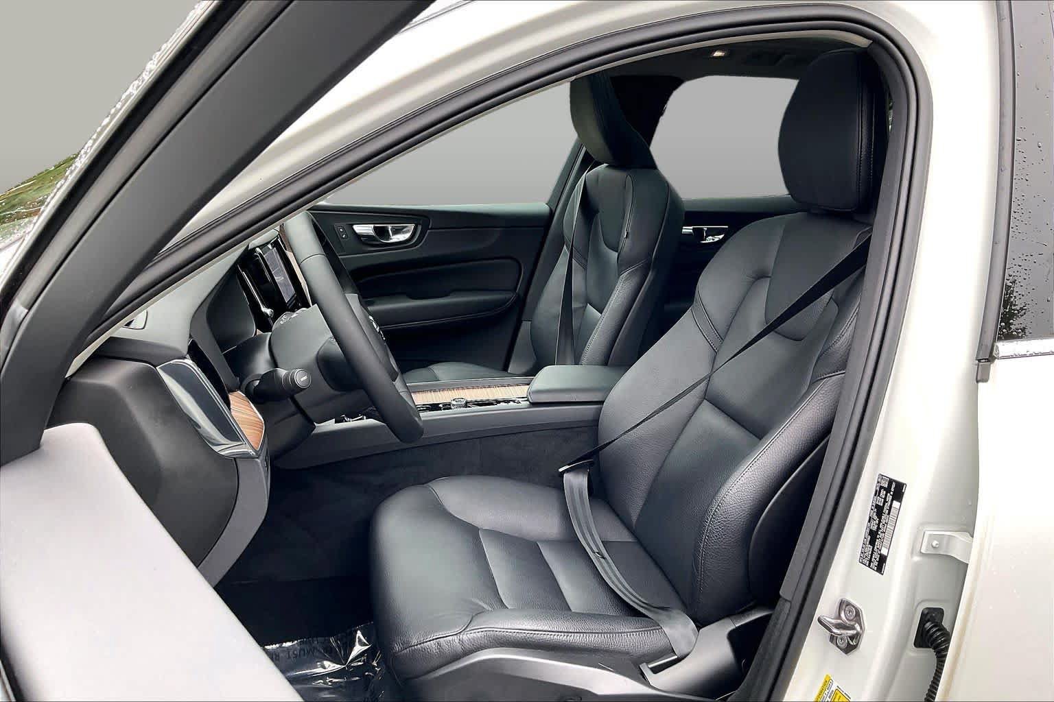 Used 2022 Volvo XC60 B5 Momentum w/ Climate Package AWD/4WD image 7