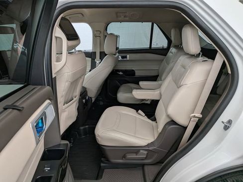 Certified 2023 Ford Explorer Platinum w/ Technology Package RWD image 17