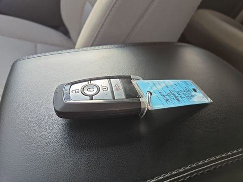 Used 2022 Ford Explorer XLT image 30