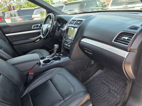 Used 2017 Ford Explorer XLT w/ Equipment Group 202A FWD image 25