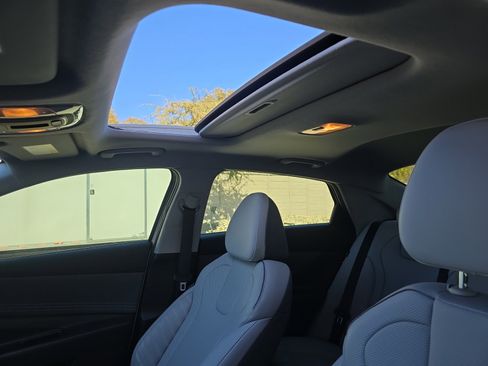 Used 2025 Hyundai Elantra Limited image 18