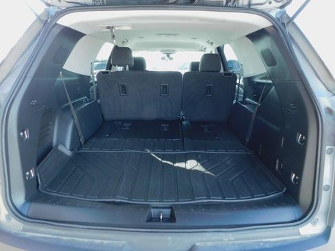 Used 2020 Chevrolet Traverse LS image 12