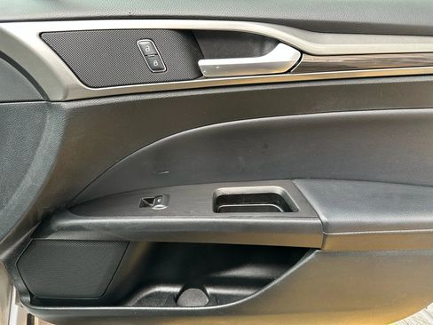 Used 2017 Ford Fusion SE w/ Fusion SE Technology Package image 13