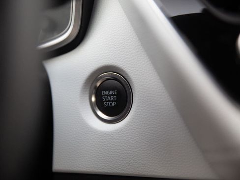 Used 2025 Toyota Corolla SE image 12