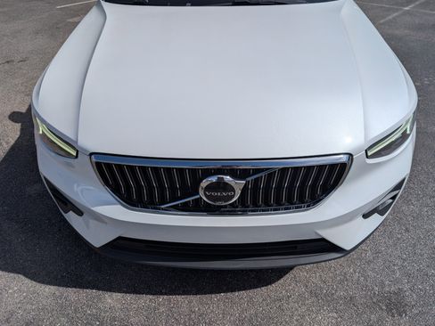 Used 2024 Volvo XC40 B5 Plus image 12