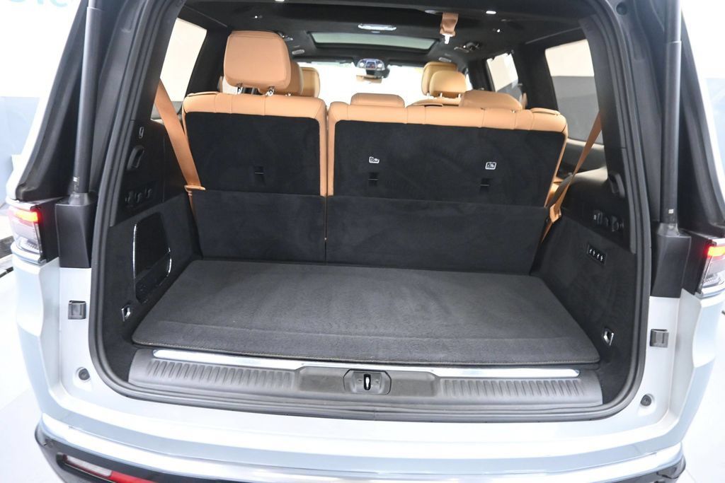 Used 2023 Jeep Grand Wagoneer Series III AWD/4WD image 12