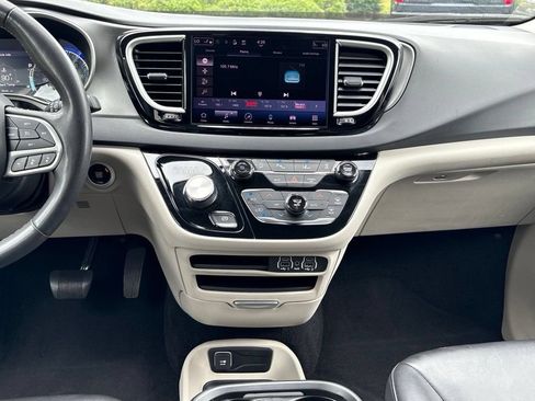 Used 2023 Chrysler Pacifica Touring-L FWD image 28