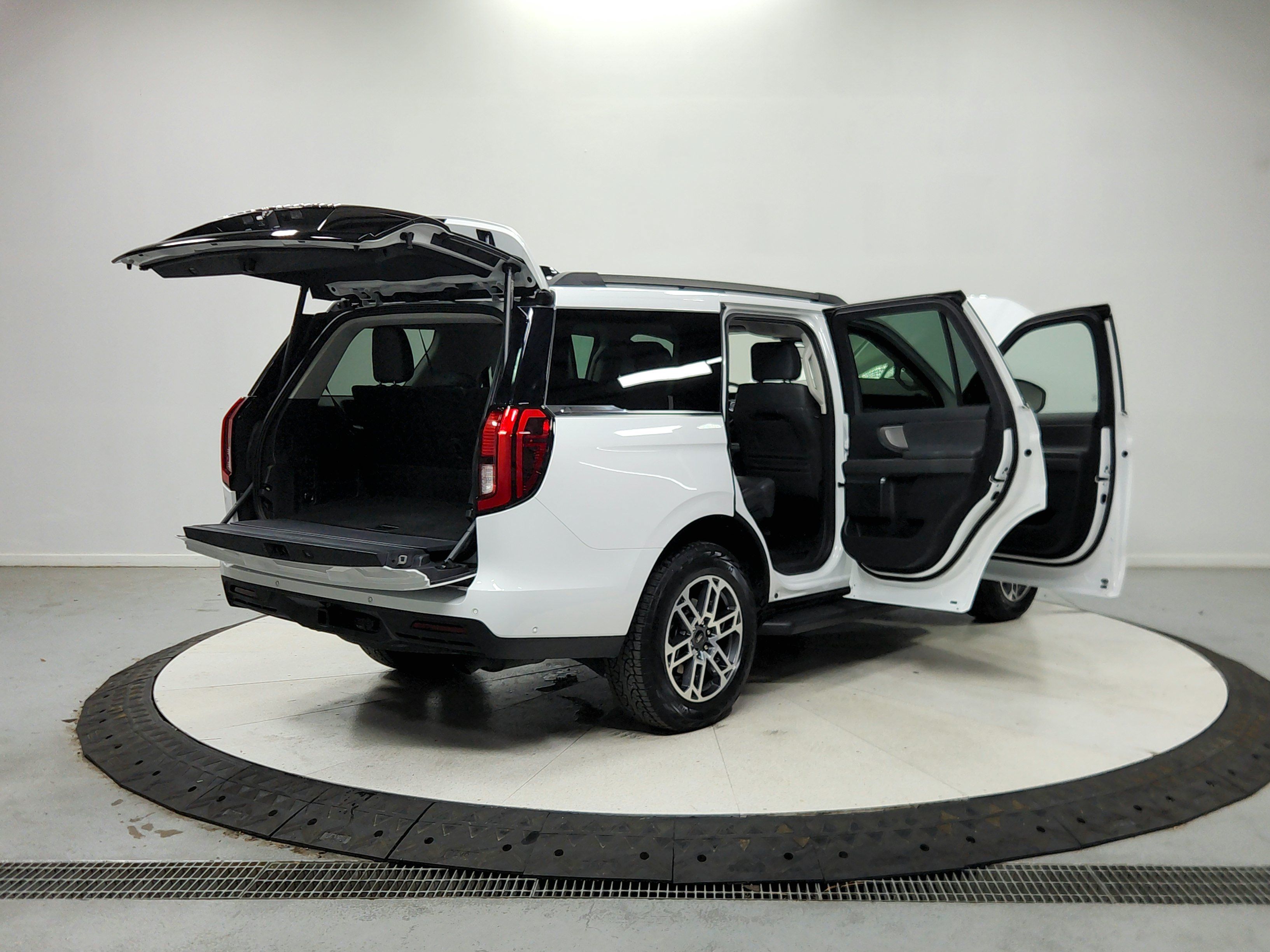 Used 2025 Ford Expedition Active AWD/4WD image 16