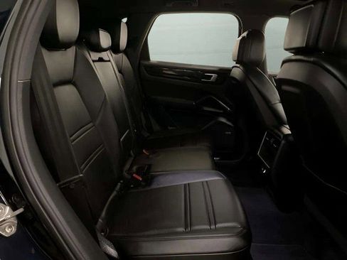 Used 2019 Porsche Cayenne w/ Premium Package image 21