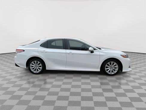 Used 2020 Toyota Camry LE image 8
