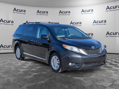 Used 2011 Toyota Sienna XLE image 1