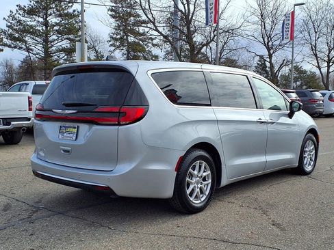 Used 2024 Chrysler Pacifica Touring-L image 5