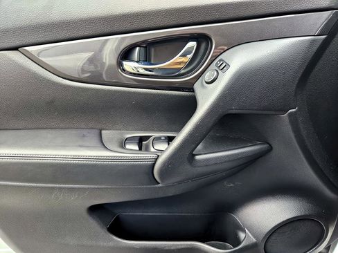 Used 2020 Nissan Rogue SV image 30