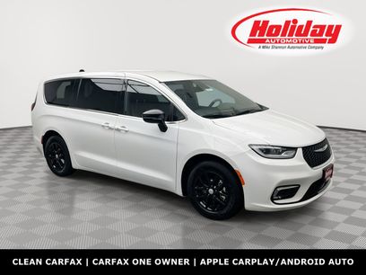 Used 2025 Chrysler Pacifica Select